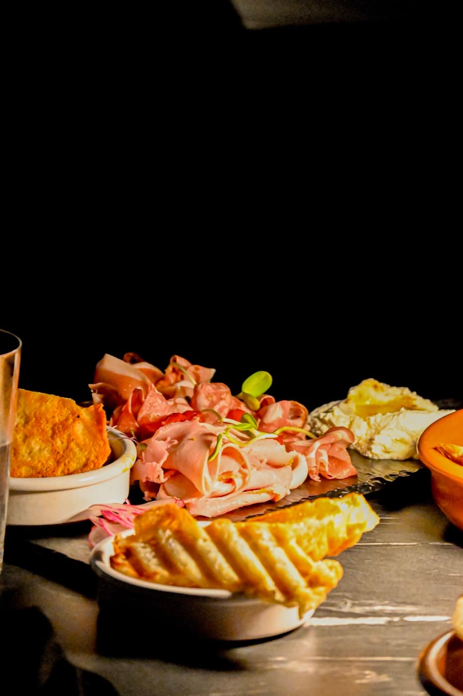 Mesa de embutidos y quesos servida en el evento