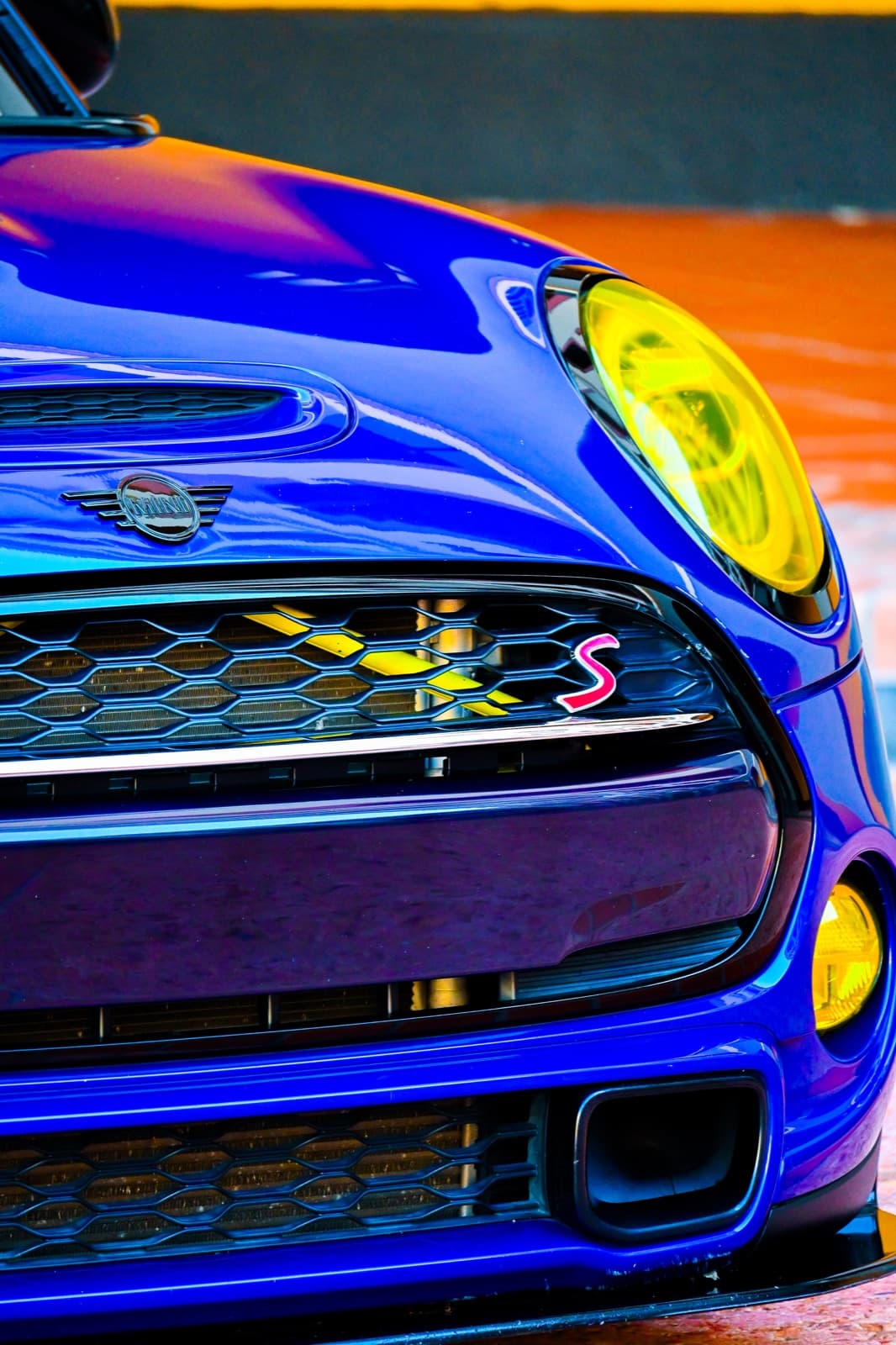 Frente de un Mini Cooper azul en el Grand Prix
