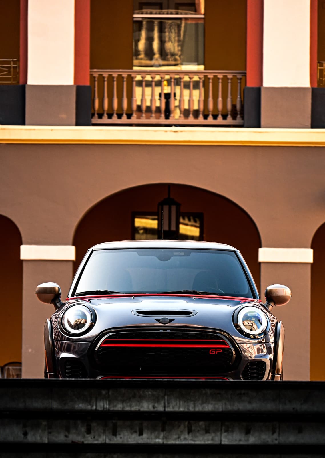 Mini Cooper frente a arquería en el Grand Prix de Azerbaiyán