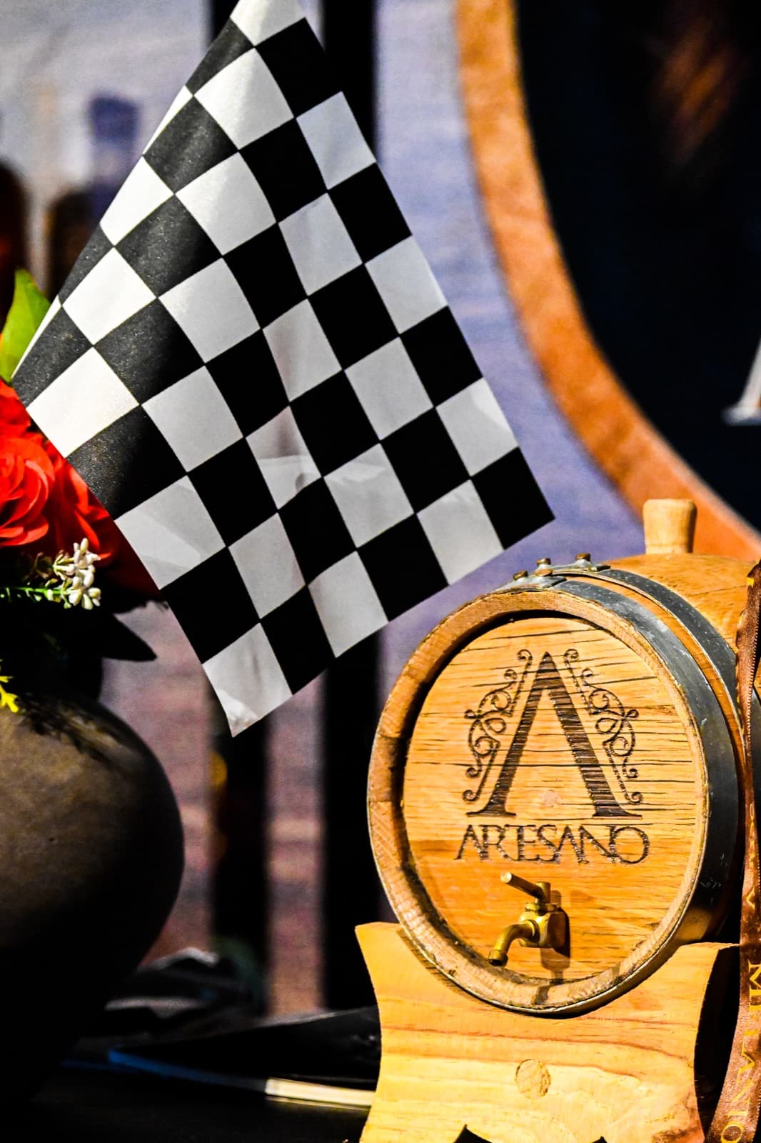 Barril de ron Artesano junto a bandera de cuadros